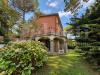 Villa in vendita da ristrutturare a Marino - 03, Villa rosa tra il verde del giardino.png