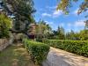 Villa in vendita da ristrutturare a Marino - 05, Ingresso di villa tra siepi e alberi.png