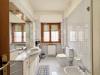 Appartamento in vendita da ristrutturare a Marino - 03, Bagno luminoso con vanity e finestra FINE.png