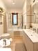 Appartamento bilocale in affitto arredato a Napoli - 10, Bagno moderno caldo e minimalista.png