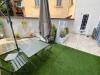 Appartamento bilocale in vendita a Milano - 03, Cortile urbano con tavolo verde e piante.jpeg