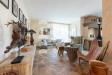 Villa in vendita con giardino a Sale Marasino in via conche 42 - 09, Soggiorno