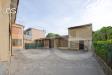 Casa indipendente in vendita con giardino a Manerbio in via piave 60 - 04, LE AUTORIMESSE VISTE DAL CORTILE