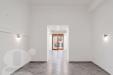 Negozio in affitto a Roma - 09, Interno bianco rinnovato con porta vetrata.jpg
