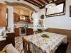 Rustico in vendita con giardino a Pietrasanta in via cerro grosso - 08, soggiorno con cucina