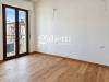 Appartamento bilocale in vendita ristrutturato a Firenze - 08, Interno moderno vuoto con vista urbana.png