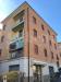 Negozio in vendita a Modena - 09, Edificio angolare modenese sotto il cielo azzurro.