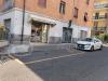 Negozio in vendita a Modena - 10, Angolo urbano con boutique e Peugeot bianca.png