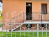 Villa in vendita a Modena - 05, Facciata residenziale in mattoni con balcone.png