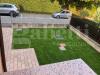Villa in vendita a Modena - 07, Giardino curato con auto e siepe.png