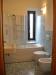 Attico in vendita ristrutturato a Corropoli - 04, bagno con vasca-doccia (480x640).jpg