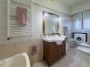 Appartamento in vendita con box doppio in larghezza a Roma in via gorgona 48 - 06, trilocale-Roma-viale Ionio-bagno vasca.jpeg