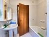 Appartamento bilocale in vendita con box a Cesena in via giovanni rodari 147 - 04, Bagno luminoso con porta socchiusa