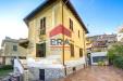 Villa in vendita con giardino a Roma in via monviso 9 - 04, Prospetto laterale villino