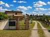 Casa indipendente in vendita con giardino a Todi in via di mezzo muro - 02, casale-le-olive-todi-umbria-ingresso-cancello-vial
