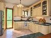 Villa in vendita con giardino a Todi in frazione san damiano - 06, villa-dei-tramonti-todi-umbria-cucina-legno-piano-