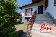 Villa in vendita con giardino a Casaleggio Novara in via umberto i 46 - 02, Villa indipendente in vendita a Casaleggio