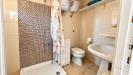 Appartamento bilocale in vendita a Fiuggi - 04, Bagno beige con tenda floreale.png