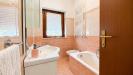 Appartamento in vendita con posto auto coperto a Fiuggi - 07, Bagno caldo con lavabo e finestra in pizzo.png
