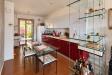 Villa in vendita con giardino a Podenzana - 03, Cucina moderna con vista sul giardino