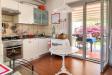 Villa in vendita con giardino a Podenzana - 05, Cucina luminosa con patio fiorito