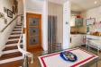 Villa in vendita con giardino a Podenzana - 06, Interno accogliente con cucina e scale