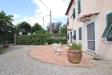 Villa in vendita con giardino a Capannori in via di segromigno - nord - 04, Veduta lato ingresso con cancello storico