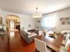 Villa in vendita con giardino a Sala Baganza in via provinciale - 03, Sedie bianche moderne attorno al tavolo