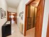 Appartamento in vendita con box doppio in larghezza a Oliveri - 08, Corridoio luminoso con porte in legno.png