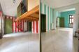 Appartamento in affitto a Saluzzo - 02, Interni colorati con soppalco e scale rosse.png