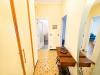 Appartamento in vendita ristrutturato a Rapallo - 04, Corridoio luminoso con specchio e console