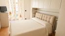 Appartamento in vendita ristrutturato a Rapallo - 03, Camera da letto luminosa con tende floreali
