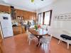 Appartamento in vendita con giardino a San Giovanni in Persiceto - 10, Cucina luminosa con tavolo e pianta.jpg