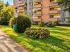 Appartamento in vendita con posto auto coperto a Milano - 10, Cortile residenziale soleggiato e fiorito.png