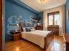 Appartamento in vendita con posto auto coperto a Milano - 06, Camera da letto blu con arredi in legno caldo.png