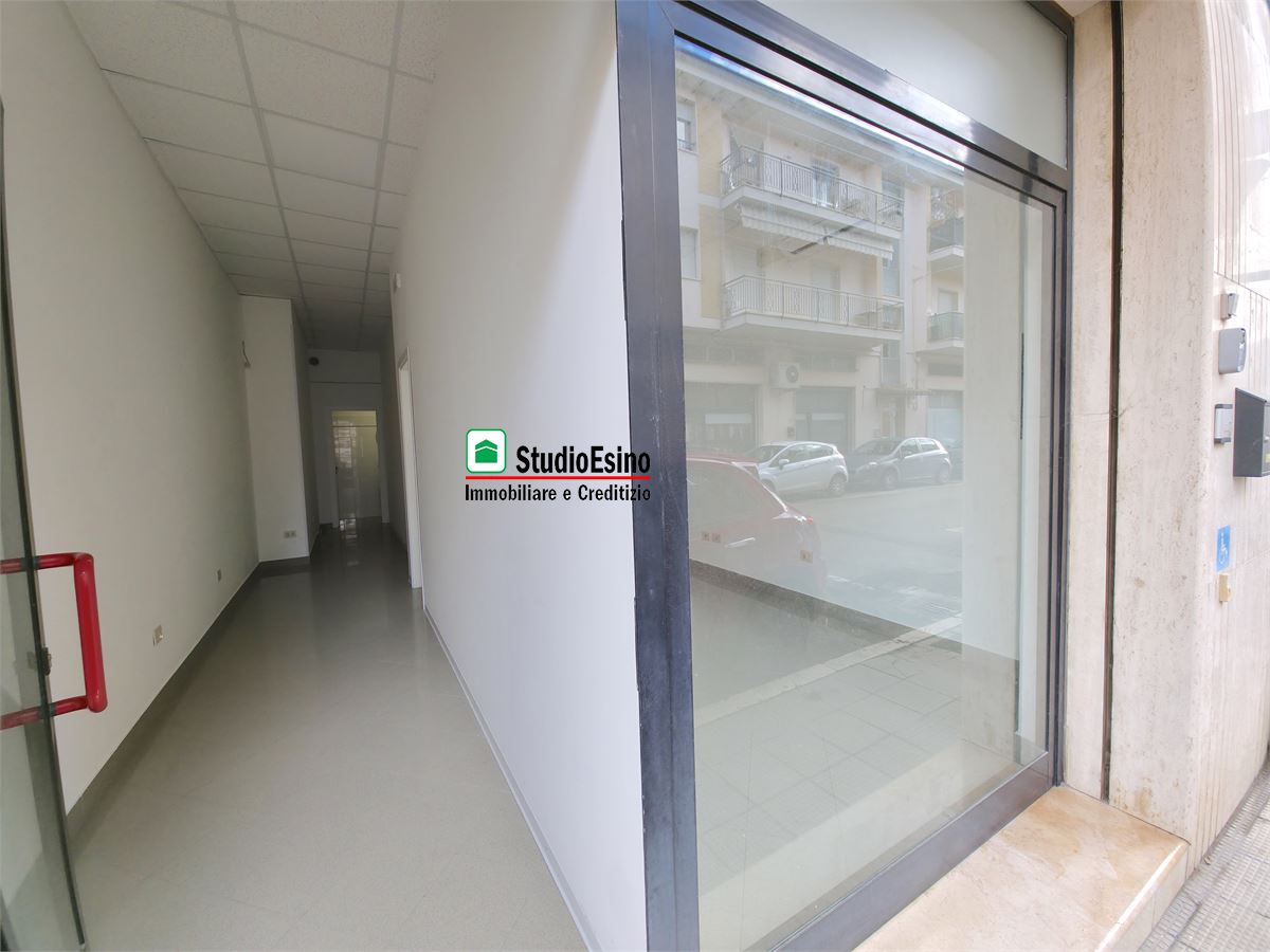 Locale commerciale in affitto, San Benedetto del Tronto porto d'ascoli