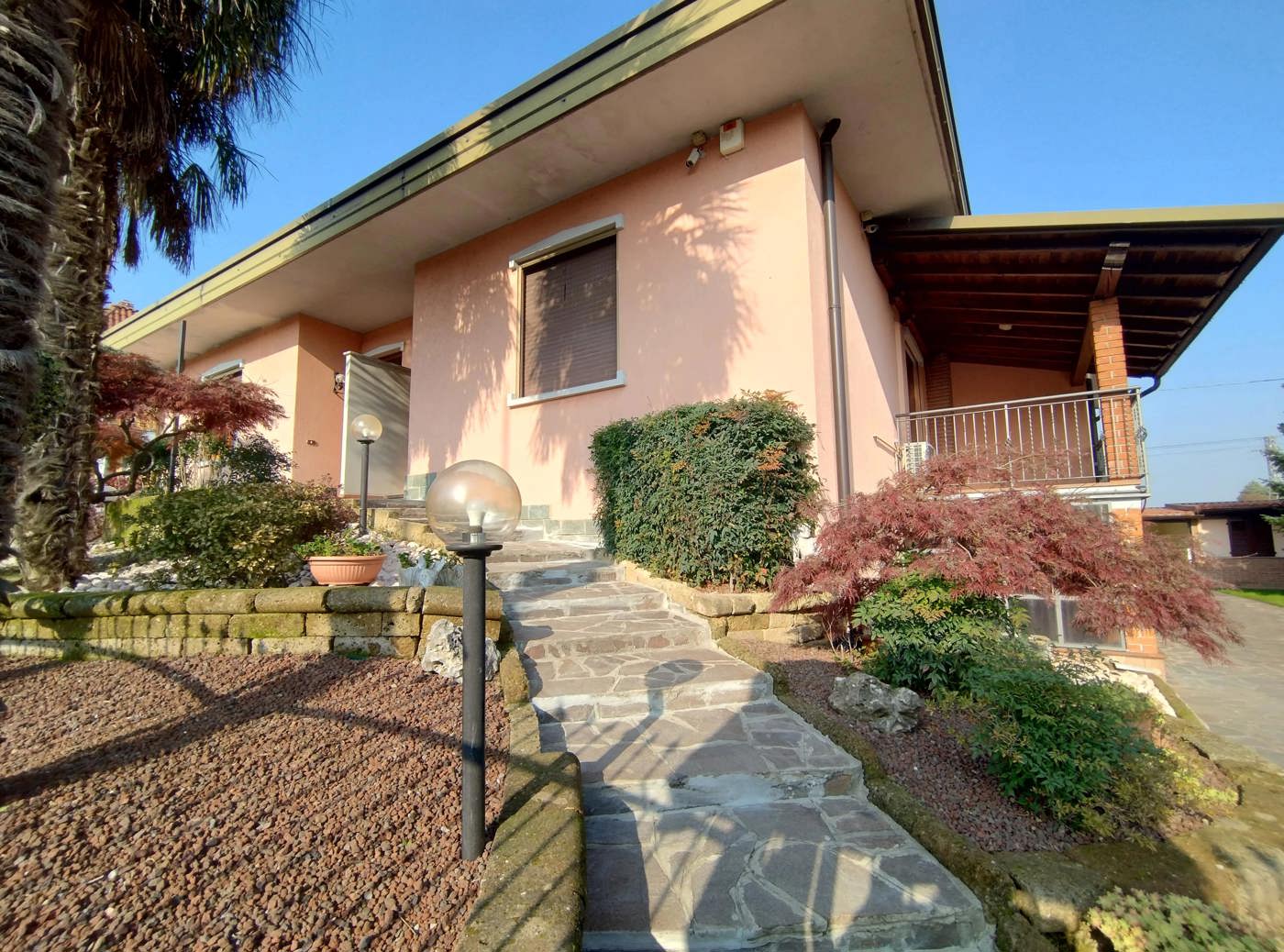 Villa con giardino a Corbetta