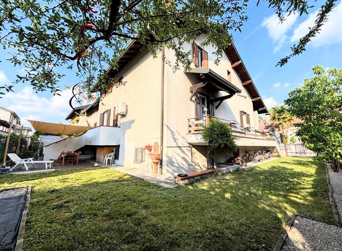 Villa con giardino a Santo Stefano Ticino