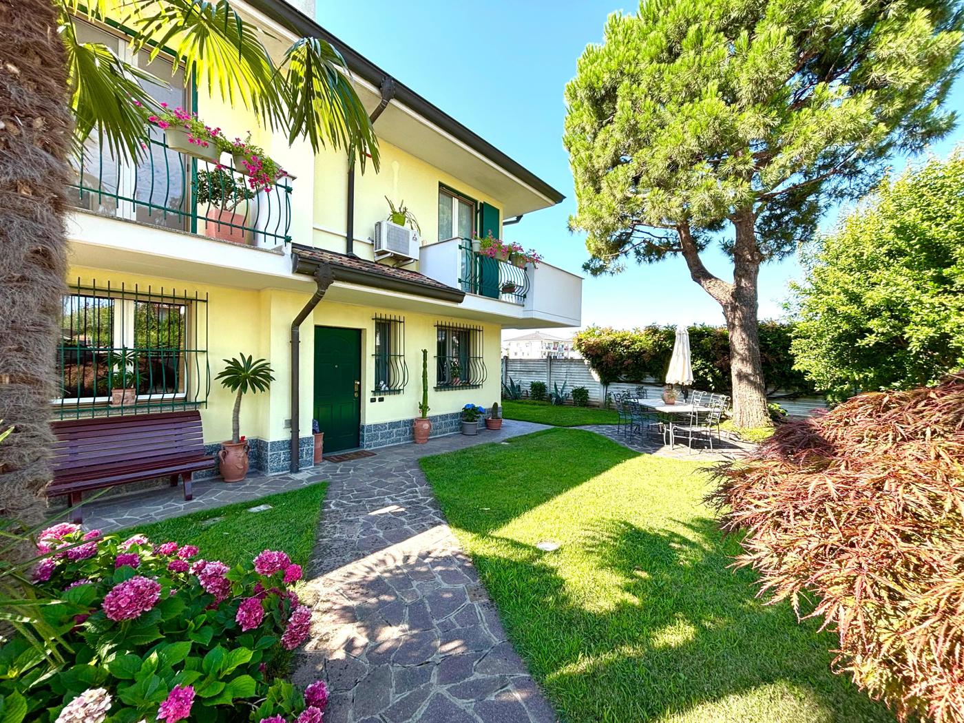 Villa con giardino a Sedriano