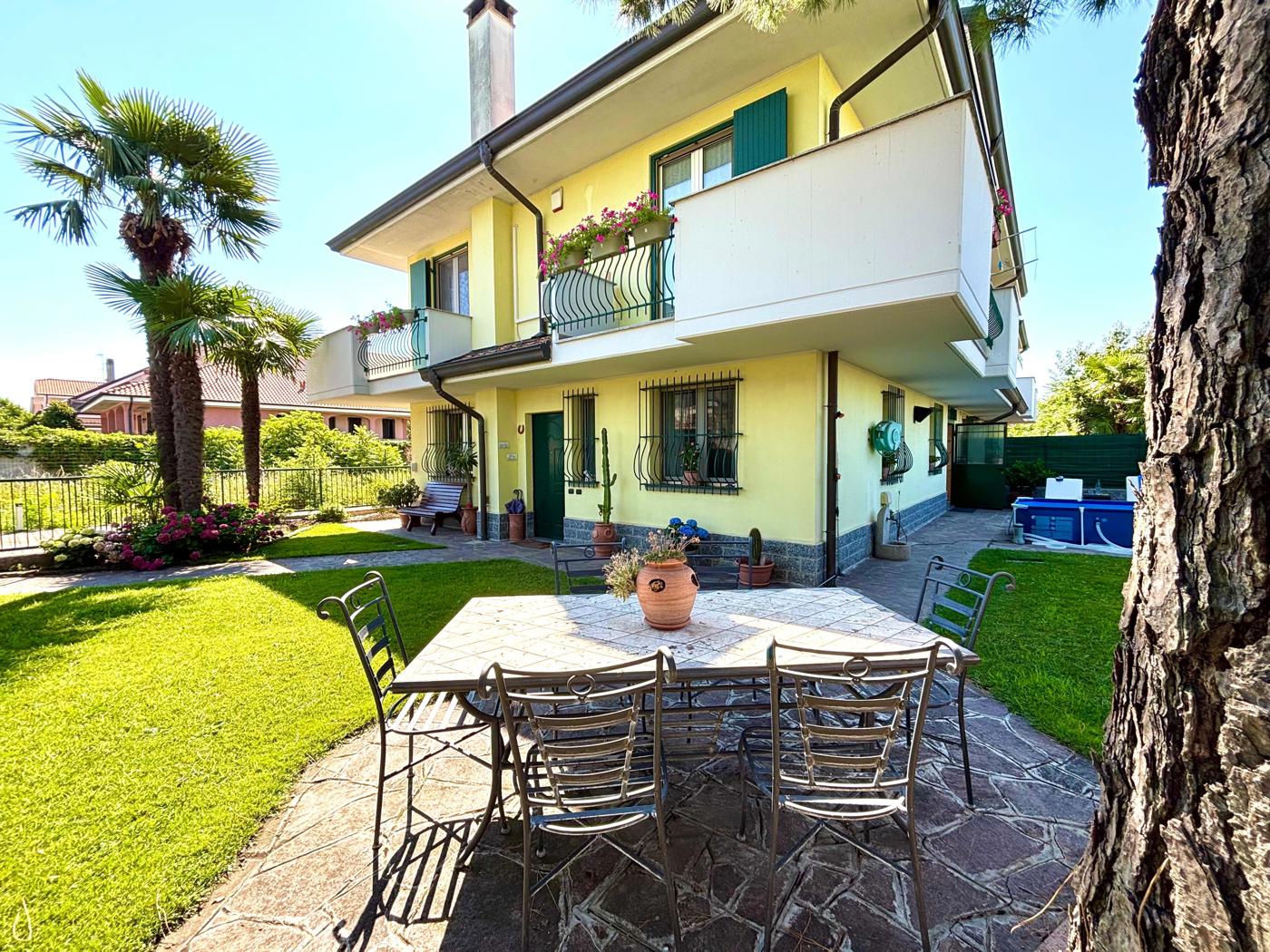 Villa con giardino a Sedriano
