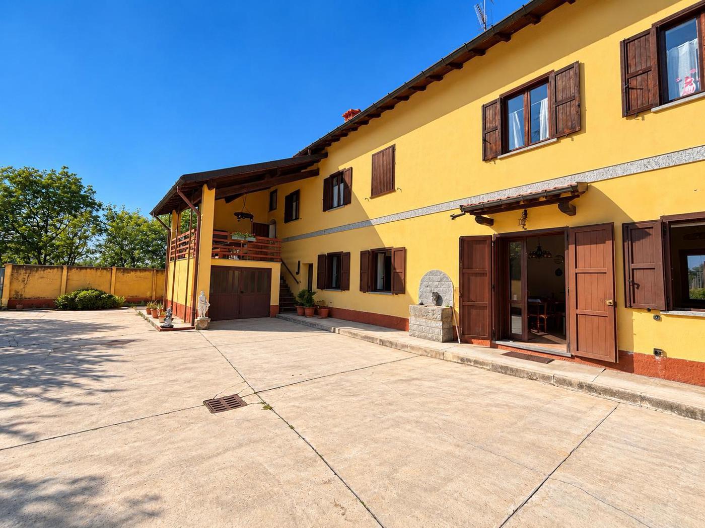 Villa Bifamiliare con giardino a Corbetta
