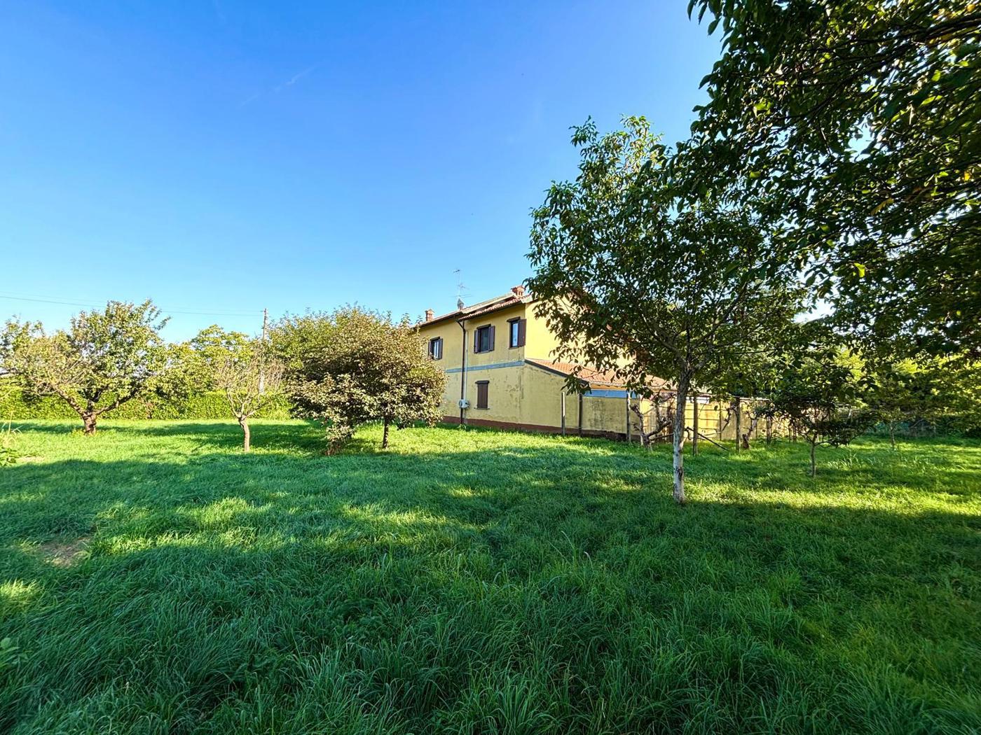 Villa Bifamiliare con giardino a Corbetta