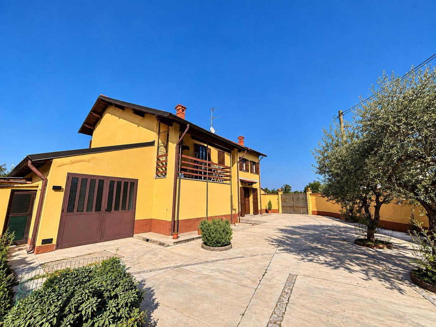 Villa Bifamiliare con giardino a Corbetta