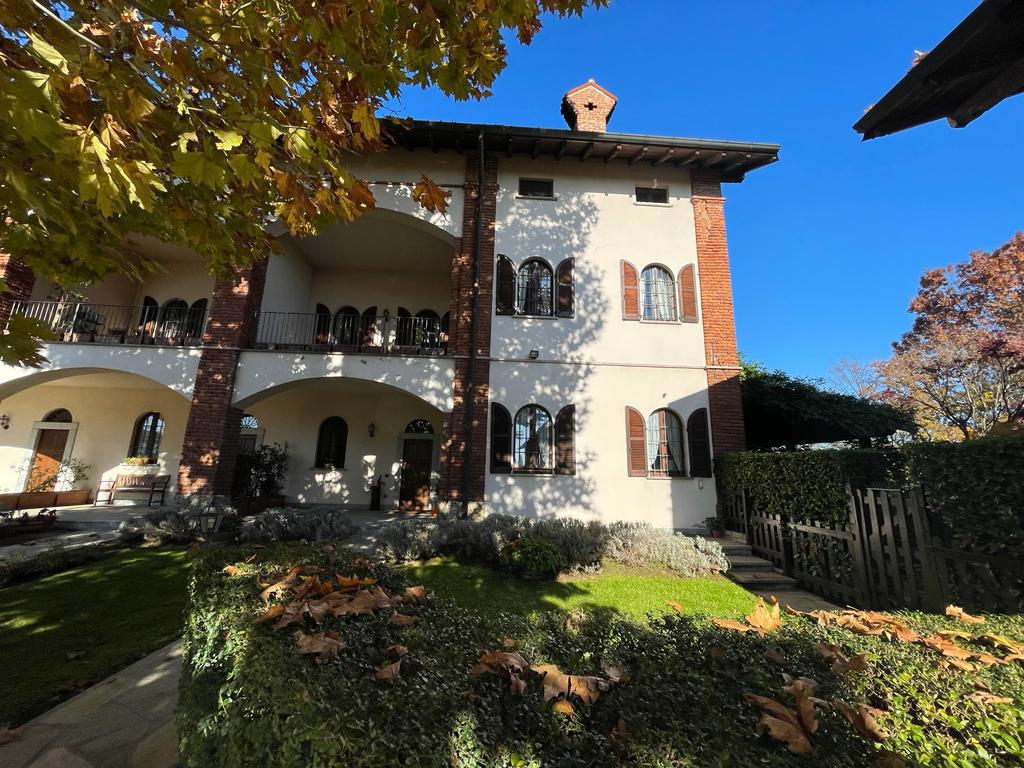 Villa con giardino a Bernate Ticino