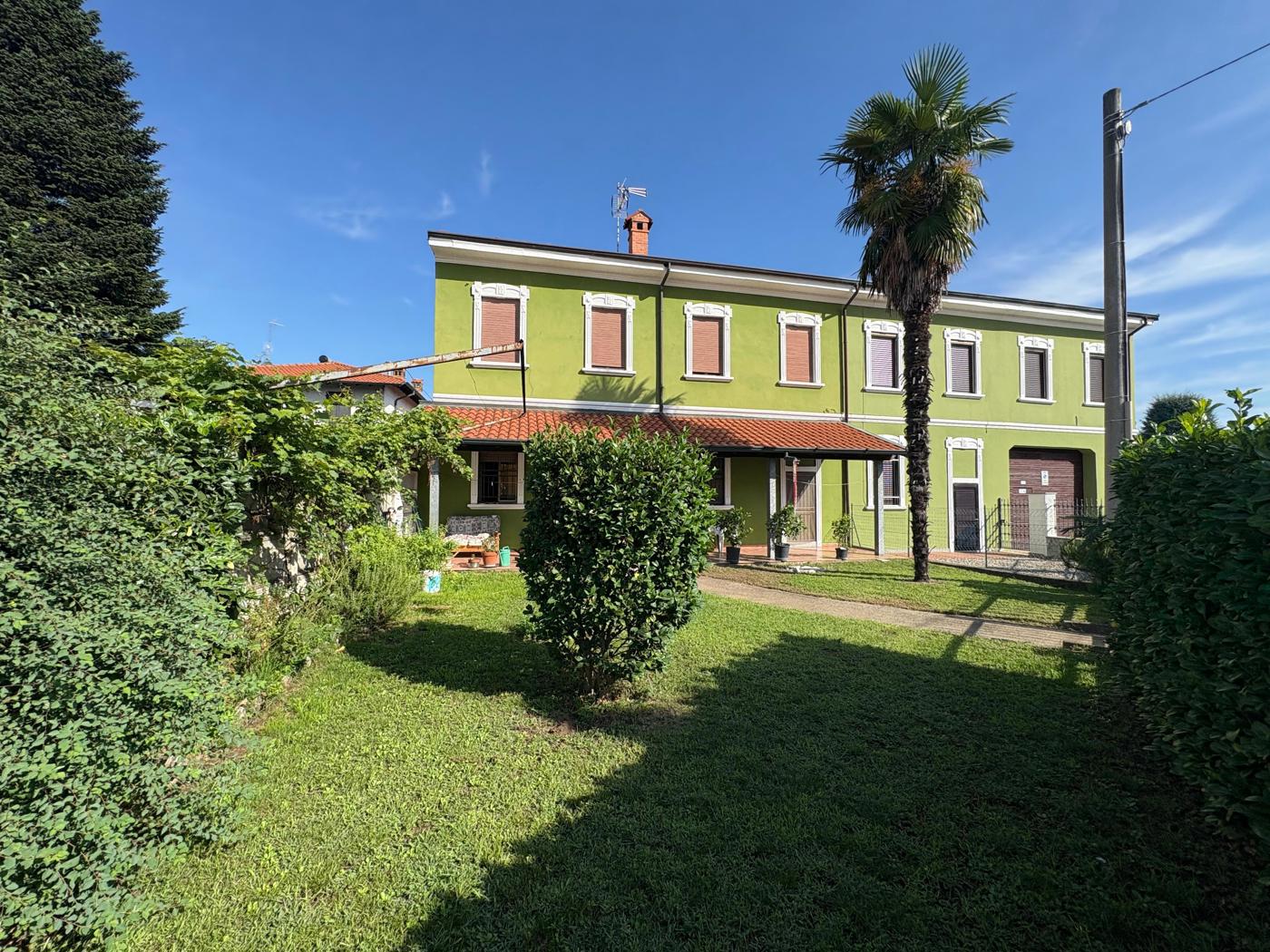 Villa con giardino a Mesero