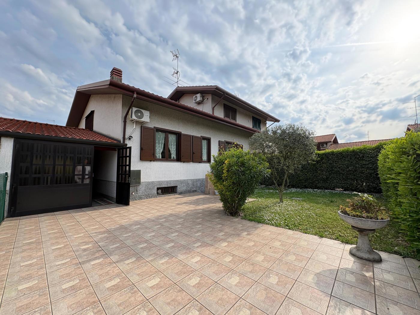 Villa con giardino a Mesero