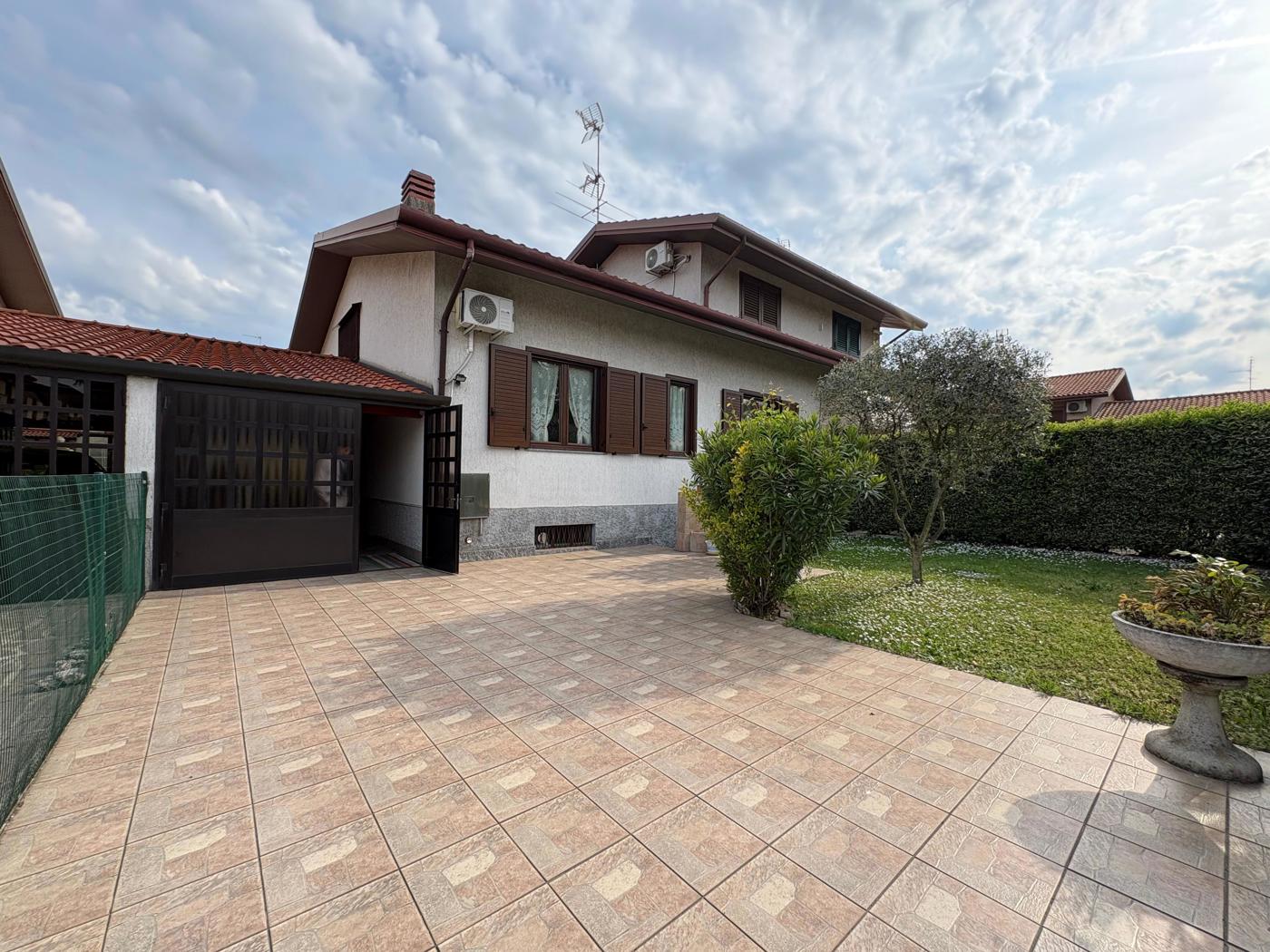 Villa con giardino a Mesero