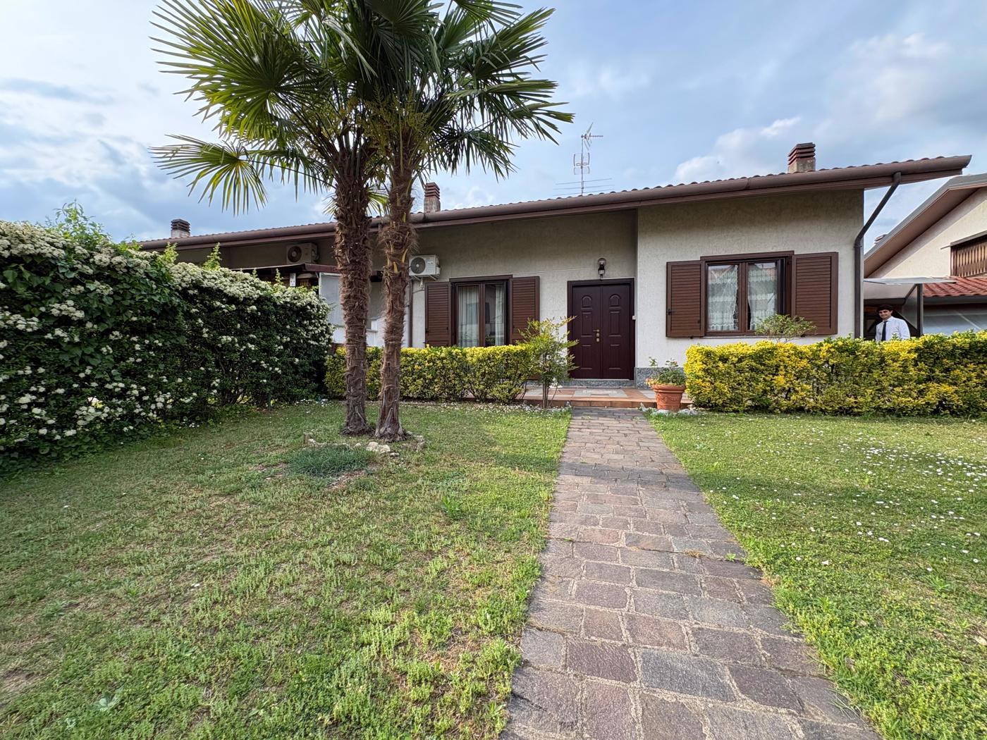 Villa con giardino a Mesero