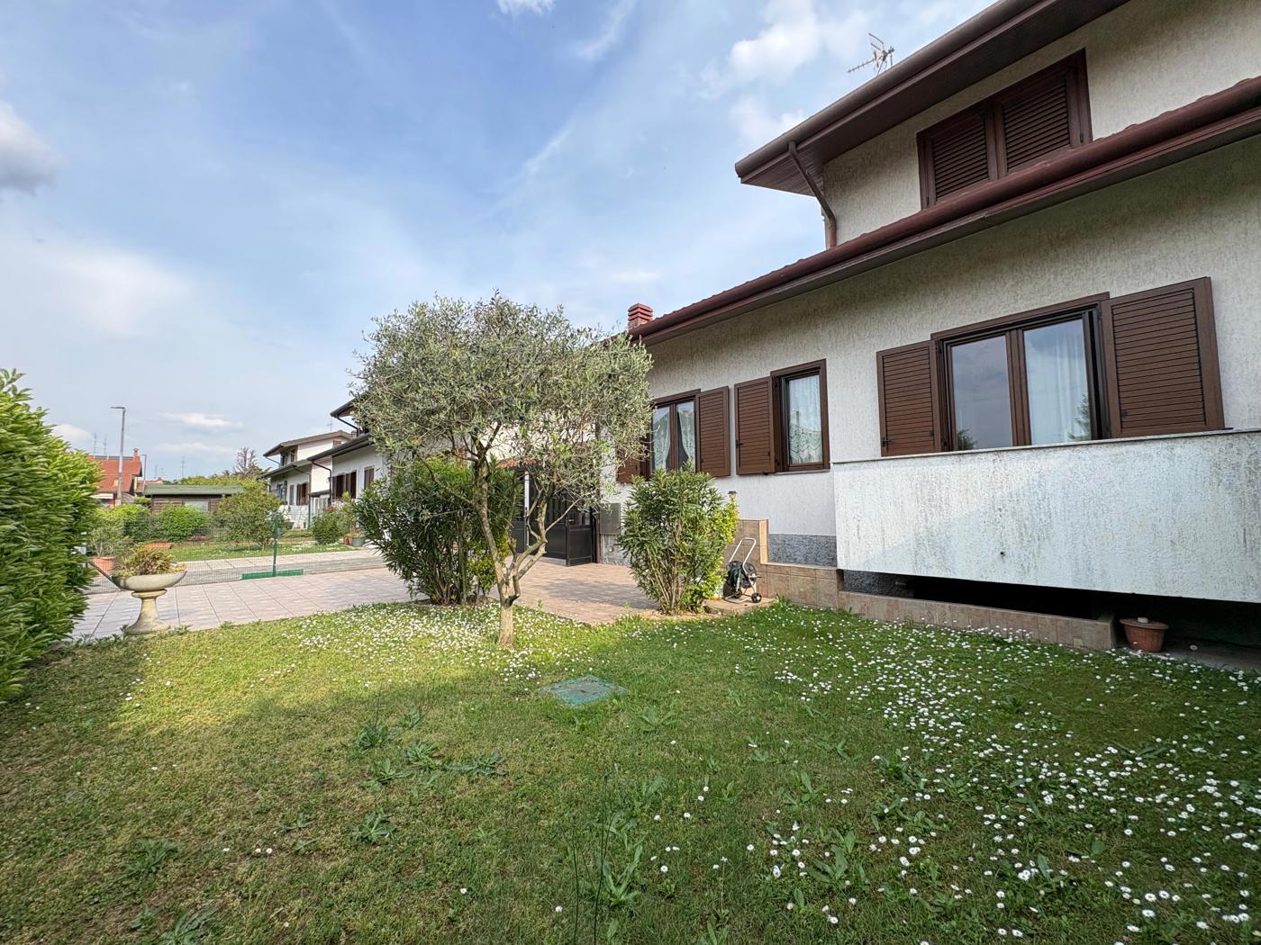 Villa con giardino a Mesero