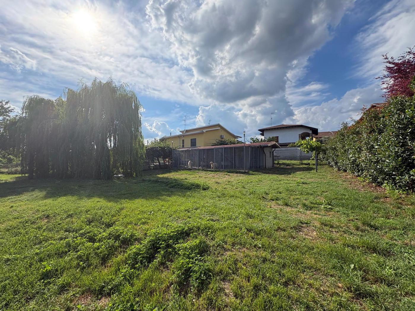 Villa con giardino a Bernate Ticino